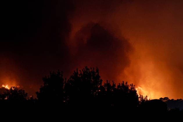 Evacuation of towns affected by the wildfires in Spain AVILA, SPAIN - JULY 25: Evacuation efforts continue in the towns affected by the wildfires as firefighters battle the blaze in La Adrada, Province of Avila, Spain, on July 25, 2026. Diego Radames Anadolu Avila Spain. Editorial use only. Please get in touch for any other usage.  Copyright: x2026xAnadoluxDiegoxRadamesx