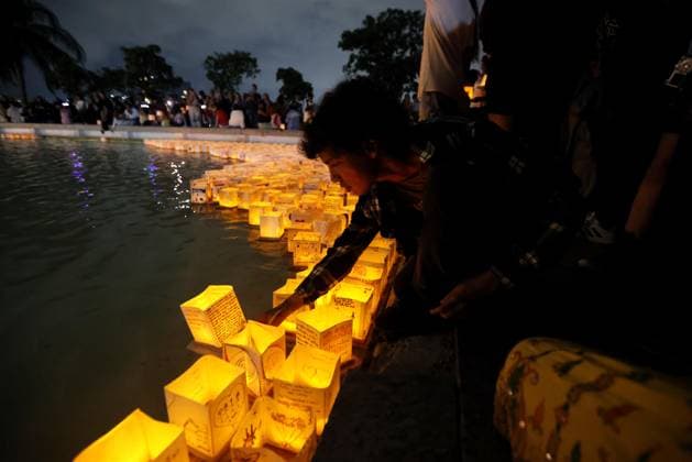 July 25, 2026, Rio De Janeiro, Rio De Janeiro, Brazil: Hundreds came to the inaugural Water Lantern Festival at the Museum of Tomorrow (Museu do AmanhoÂ£) in Rio de Janeiro, Brazil to release illuminated water lanterns fitted with small LED lights. Participants personalized the floating lanterns with messages before setting them on the water at sunset, creating a display intended to symbolize hope, healing, remembrance and unity. The festival, which is held annually in dozens of cities around the world, including New York, Los Angeles, Toronto, London and Sydney, made its Brazil debut in Rio de Janeiro. Rio De Janeiro Brazil - ZUMAk251 20260725_znp_k251_003 Copyright: xBobxKarpx