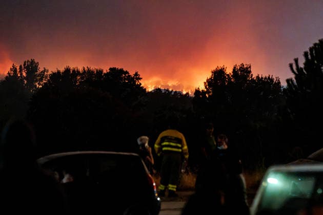 Evacuation of towns affected by the wildfires in Spain AVILA, SPAIN - JULY 25: Evacuation efforts continue in the towns affected by the wildfires as firefighters battle the blaze in La Adrada, Province of Avila, Spain, on July 25, 2026. Diego Radames Anadolu Avila Spain. Editorial use only. Please get in touch for any other usage.  Copyright: x2026xAnadoluxDiegoxRadamesx