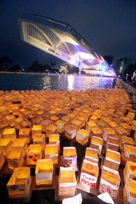 July 25, 2026, Rio De Janeiro, Rio De Janeiro, Brazil: Hundreds came to the inaugural Water Lantern Festival at the Museum of Tomorrow (Museu do AmanhoÂ£) in Rio de Janeiro, Brazil to release illuminated water lanterns fitted with small LED lights. Participants personalized the floating lanterns with messages before setting them on the water at sunset, creating a display intended to symbolize hope, healing, remembrance and unity. The festival, which is held annually in dozens of cities around the world, including New York, Los Angeles, Toronto, London and Sydney, made its Brazil debut in Rio de Janeiro. Rio De Janeiro Brazil - ZUMAk251 20260725_znp_k251_018 Copyright: xBobxKarpx