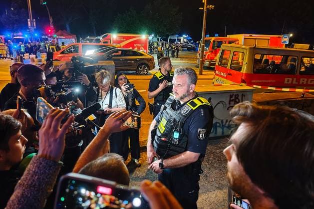 News Bilder des Tages Berlin, Deutschland, 26.07.2026: Auto fährt bei CSD in Menschenmenge: Polizeisprecher Florian Nath sagt gegen 2:25 Uhr, dass Tatverdächtiger aus islamistischem Milieu gesucht wird. *** Berlin, Germany, July 26, 2026: A car plows into a crowd at CSD. Police spokesperson Florian Nath says around 2:25 a.m. that authorities are searching for a suspect with ties to Islamist circles. Copyright: xdtsxNachrichtenagenturx dts_128483