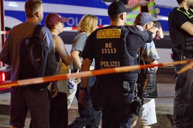 Berlin, Deutschland, 26.07.2026: Auto fährt bei CSD in Menschenmenge: Polizei und Rettungskräfte versorgen Verletzte, der Tatort ist weiträumig abgesperrt. *** Berlin, Germany, July 26, 2026: A car plows into a crowd at CSD; police and emergency responders are treating the injured; the crime scene has been cordoned off over a wide area Copyright: xdtsxNachrichtenagenturx dts_128495