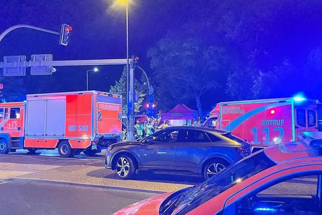 Berlin, Deutschland, 25.07.2026: Auto fährt bei CSD in Menschenmenge: Polizei und Rettungskräfte versorgen Verletzte, der Tatort ist weiträumig abgesperrt. *** Berlin, Germany, July 25, 2026: A car plows into a crowd during CSD; police and emergency responders are treating the injured; the crime scene has been cordoned off over a wide area Copyright: xdtsxNachrichtenagenturx dts_128470
