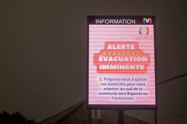 Nearly 170,000 evacuated as wildfires burn more than 74,000 acres in southwestern France MARCHEPRIME, FRANCE - JULY 25: Nearly 170,000 people were evacuated as the ongoing wildfire in France s southwestern Gironde department burned more than 30,000 hectares (74,131 acres), broadcaster BFMTV reported Saturday, on the outskirts of Bordeaux, southwestern France, on July 25, 2026. Authorities have evacuated residents from several neighborhoods in Marcheprime due to the fast-moving wildfire spreading across the Gironde region. Originating near Arcachon Bay, the destructive blaze has scorched vast forests, destroyed homes, and continues moving toward Bordeaux amid dry weather and shifting winds. Over a thousand firefighters, aided by aircraft and  Copyright: x2026xAnadoluxLorenaxSopenaxLopezx