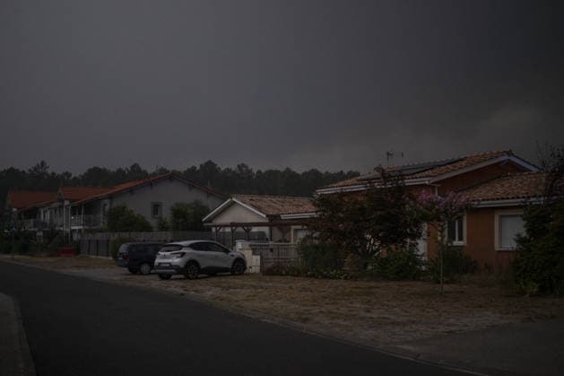 Nearly 170,000 evacuated as wildfires burn more than 74,000 acres in southwestern France MARCHEPRIME, FRANCE - JULY 25: Nearly 170,000 people were evacuated as the ongoing wildfire in France s southwestern Gironde department burned more than 30,000 hectares (74,131 acres), broadcaster BFMTV reported Saturday, on the outskirts of Bordeaux, southwestern France, on July 25, 2026. Authorities have evacuated residents from several neighborhoods in Marcheprime due to the fast-moving wildfire spreading across the Gironde region. Originating near Arcachon Bay, the destructive blaze has scorched vast forests, destroyed homes, and continues moving toward Bordeaux amid dry weather and shifting winds. Over a thousand firefighters, aided by aircraft and  Copyright: x2026xAnadoluxLorenaxSopenaxLopezx