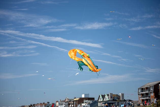 July 25, 2026, Essex, United Kingdom: A giant orange lobster kite flies above the seafront rooftops during the Kite Festival at Southend-On-Sea, with many smaller kites dotting the sky beyond. The Kite Festival Southend s Alternative Airshow, organised by Project Southchurch, was held on the Eastern Esplanade at Thorpe Bay seafront, Southend-On-Sea, Essex. Essex United Kingdom - ZUMAs197 20260725_aaa_s197_412 Copyright: xIanxDavidsonx