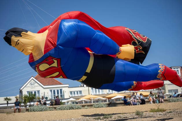 July 25, 2026, Essex, United Kingdom: A giant Superman-shaped kite flies low over the beach in front of the Roslin Beach Hotel during the Kite Festival at Southend-On-Sea, as spectators watch from the seafront. The Kite Festival Southend s Alternative Airshow, organised by Project Southchurch, was held on the Eastern Esplanade at Thorpe Bay seafront, Southend-On-Sea, Essex. Essex United Kingdom - ZUMAs197 20260725_aaa_s197_414 Copyright: xIanxDavidsonx