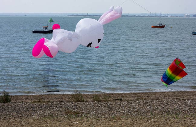 July 25, 2026, Essex, United Kingdom: A giant inflatable white and pink rabbit kite flies above the shoreline, with a rainbow-coloured kite and small fishing boats on the sea beyond, during the Kite Festival at Southend-On-Sea. The Kite Festival Southend s Alternative Airshow, organised by Project Southchurch, was held on the Eastern Esplanade at Thorpe Bay seafront, Southend-On-Sea, Essex. Essex United Kingdom - ZUMAs197 20260725_aaa_s197_417 Copyright: xIanxDavidsonx