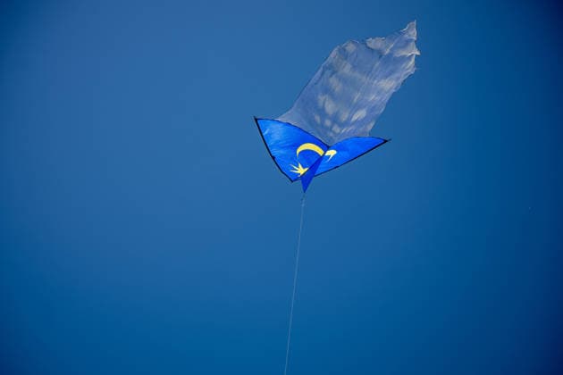 July 25, 2026, Essex, United Kingdom: A blue and yellow bird-shaped kite with a long flowing tail flies against a deep blue sky during the Kite Festival at Southend-On-Sea. The Kite Festival Southend s Alternative Airshow, organised by Project Southchurch, was held on the Eastern Esplanade at Thorpe Bay seafront, Southend-On-Sea, Essex. Essex United Kingdom - ZUMAs197 20260725_aaa_s197_424 Copyright: xIanxDavidsonx