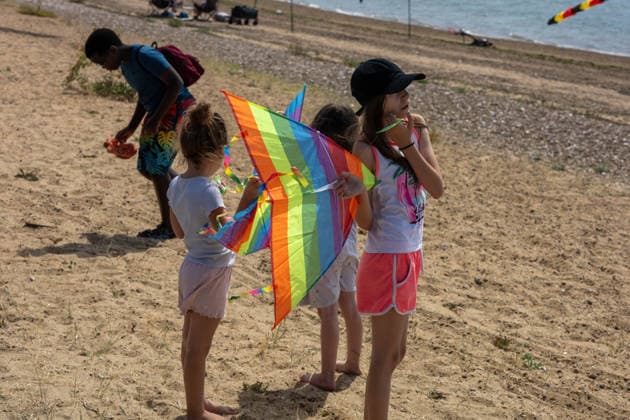 July 25, 2026, Essex, United Kingdom: Children hold a colourful rainbow kite on the beach during the Kite Festival at Southend-on-Sea, as families enjoy the sunshine along the shore. The Kite Festival Southend s Alternative Airshow, organised by Project Southchurch, was held on the Eastern Esplanade at Thorpe Bay seafront, Southend-On-Sea, Essex. Essex United Kingdom - ZUMAs197 20260725_aaa_s197_426 Copyright: xIanxDavidsonx
