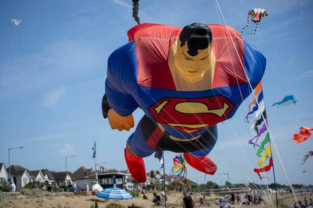 July 25, 2026, Essex, United Kingdom: A giant Superman-shaped kite soars above the beach and seafront houses during the Kite Festival at Southend-On-Sea, surrounded by novelty kites and colourful windsocks, with crowds gathered on the shore below. The Kite Festival Southend s Alternative Airshow, organised by Project Southchurch, was held on the Eastern Esplanade at Thorpe Bay seafront, Southend-On-Sea, Essex. Essex United Kingdom - ZUMAs197 20260725_aaa_s197_428 Copyright: xIanxDavidsonx