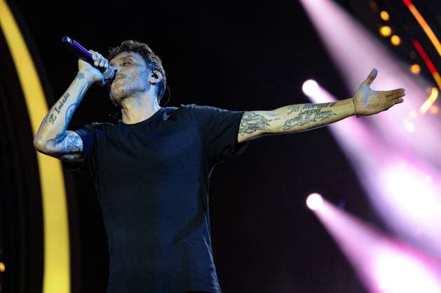 IPA87001288 - Fabrizio Moro on stage at La Notte dei Fiori in Sanremo. during LA NOTTE DEI FIORI - SANREMO ESTATE, Music Concert in SANREMO, Italy, July 25, 2026  Copyright: xRenataxRoattino LiveMediax xx 87001288