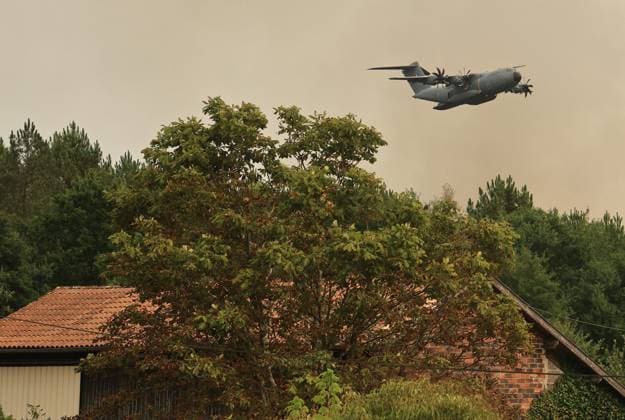 Gironde Wildfires: The A400M’s First Flight Over Sainte-Hélène PHOTOPQR SUD OUEST Photo by Fabien Cottereau, Lège, July 25, 2026 Gironde Wildfires: The A400M’s First Flight Over Sainte-Hélène, Bordeaux July 25, 2026: Fire in the Bordeaux region; first deployment of the Airbus A400 to a forest fire Local Caption Lège, Gironde, France  Copyright: xPHOTOPQR SUDxOUEST MAXPPPxPhotoxFabienxCottereaux 20260725SDO1197 20260725SDO1197