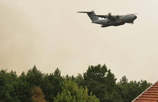 Gironde Wildfires: The A400M’s First Flight Over Sainte-Hélène PHOTOPQR SUD OUEST Photo by Fabien Cottereau, Lège, July 25, 2026 Gironde Wildfires: The A400M’s First Flight Over Sainte-Hélène, Bordeaux July 25, 2026: Fire in the Bordeaux region; first deployment of the Airbus A400 to a forest fire Local Caption Lège, Gironde, France  Copyright: xPHOTOPQR SUDxOUEST MAXPPPxPhotoxFabienxCottereaux 20260725SDO1198 20260725SDO1198