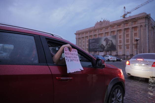 Protest Against Ukrainian President Zelenskiy s Decision To Replace Fedorov As Defence Minister, In Kharkiv A protester holds a sign with Cyrillic text from a car window during a demonstration against Ukrainian President Volodymyr Zelenskiy s decision to replace Defence Minister Fedorov in central Kharkiv, Ukraine, on July 25, 2026. The car convoy protest took place in the city s main square as civilians expressed opposition to the ministerial change during the ongoing conflict. Kharkiv Kharkiv Oblast Ukraine  Copyright: xYevhenxTitovx originalFilename: titov-ukrainia260725_npZjw.jpg