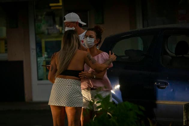 Residents Evacuate Marcheprime As Gironde Wildfire Spreads Near Bordeaux Residents evacuate the town of Marcheprime after French authorities ordered a precautionary evacuation as a major wildfire continued to spread across the Gironde department in southwestern France, near Bordeaux, on July 25, 2026. The blaze, fuelled by high temperatures, dry conditions and strong winds, has forced the evacuation of several communities and prompted the deployment of hundreds of firefighters, aerial firefighting aircraft and civil protection teams to contain the fire. Residents evacuate Marcheprime as Gironde wildfire spreads near Bordeaux France  Copyright: xAlbertxLlopx originalFilename: salame-resident260725_npLyS.jpg