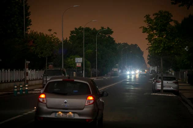 Residents Evacuate Marcheprime As Gironde Wildfire Spreads Near Bordeaux Residents evacuate the town of Marcheprime after French authorities ordered a precautionary evacuation as a major wildfire continued to spread across the Gironde department in southwestern France, near Bordeaux, on July 25, 2026. The blaze, fuelled by high temperatures, dry conditions and strong winds, has forced the evacuation of several communities and prompted the deployment of hundreds of firefighters, aerial firefighting aircraft and civil protection teams to contain the fire. Residents evacuate Marcheprime as Gironde wildfire spreads near Bordeaux France  Copyright: xAlbertxLlopx originalFilename: salame-resident260725_npq0w.jpg
