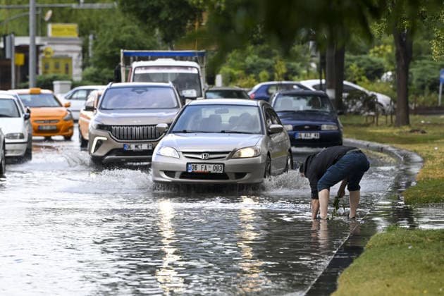 Heavy rainfall causes localized flooding in Turkiye s capital Ankara during summer ANKARA, TURKIYE – JULY 25: A man clears a storm drain as vehicles drive through a flooded street following heavy rainfall during summer in Ankara, Turkiye, on July 25, 2026. Thunderstorms and intense downpours caused water to accumulate on several roads across the capital, disrupting traffic and daily life. Utku Ucrak Anadolu Ankara Turkey. Editorial use only. Please get in touch for any other usage.  Copyright: x2026xAnadoluxUtkuxUcrakx