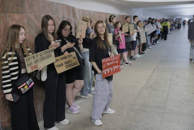 Protest Against Ukrainian President Zelenskiy s Decision To Replace Fedorov As Defence Minister, In Kharkiv Demonstrators holding handmade signs in Cyrillic text stand in a line in a Kharkiv subway station during a protest against Ukrainian President Zelenskiy s decision to replace Fedorov as Defence Minister, in Kharkiv, Ukraine, on July 25, 2026. The protesters, predominantly young people, express dissent with the government reshuffle in the underground transit hub. Kharkiv Kharkiv Oblast Ukraine  Copyright: xYevhenxTitovx originalFilename: titov-ukrainia260725_np4Mn.jpg