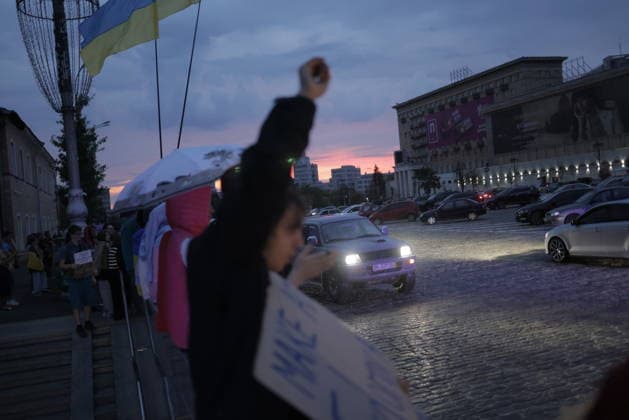 Protest Against Ukrainian President Zelenskiy s Decision To Replace Fedorov As Defence Minister, In Kharkiv Protesters gather in central Kharkiv, Ukraine, on July 25, 2026, displaying the Ukrainian flag and banners expressing opposition to President Zelenskiy s decision to replace Fedorov as Defence Minister. The demonstration took place in the city square during evening hours as traffic moved through the area. Multiple participants held signs voicing their concerns about the government decision. Kharkiv Kharkiv Oblast Ukraine  Copyright: xYevhenxTitovx originalFilename: titov-ukrainia260725_npzh3.jpg