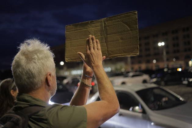 Ukrainians Protest - Kharkiv A protester holds a placard during a night demonstration against Ukrainian President Zelenskiy s decision to replace Fedorov as Defence Minister in Kharkiv, Ukraine, on July 25, 2026. The rally took place in a parking area with vehicles visible in the background under street lighting. Multiple demonstrators gathered to voice opposition to the ministerial personnel change. Photo by Yevhen Titov ABACAPRESS.COM Kharkiv Kharkiv Oblast Ukraine  Copyright: xTitovxYevhen ABACAx