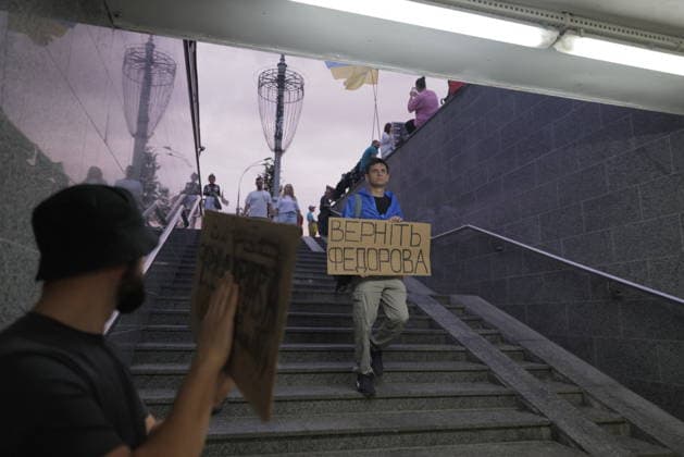 Ukrainians Protest - Kharkiv A protester holds a sign reading Return Fedorov in cyrillic at an underground metro station during a demonstration against Ukrainian President Volodymyr Zelenskiy s decision to replace Fedorov as Defence Minister, in Kharkiv, Ukraine, on July 25, 2026. Multiple demonstrators gathered in the transit hub to voice opposition to the ministerial change, with a ukrainian flag visible above the stairs. Photo by Yevhen Titov ABACAPRESS.COM Kharkiv Kharkiv Oblast Ukraine  Copyright: xTitovxYevhen ABACAx