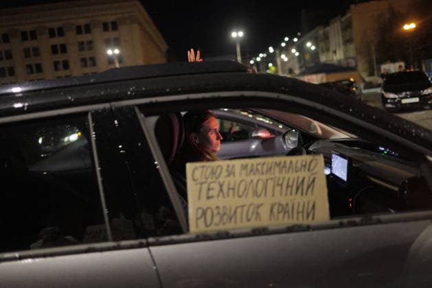 Ukrainians Protest - Kharkiv A protester holds a sign reading Stand for maximum technological development of the country from a car window during a demonstration against Ukrainian President Volodymyr Zelenskiy s decision to replace Fedorov as Defence Minister in Kharkiv, Ukraine, on July 25, 2026. The nighttime protest reflects public concern over the leadership change in Ukraine s defence ministry amid ongoing security challenges. Photo by Yevhen Titov ABACAPRESS.COM Kharkiv Kharkiv Oblast Ukraine  Copyright: xTitovxYevhen ABACAx