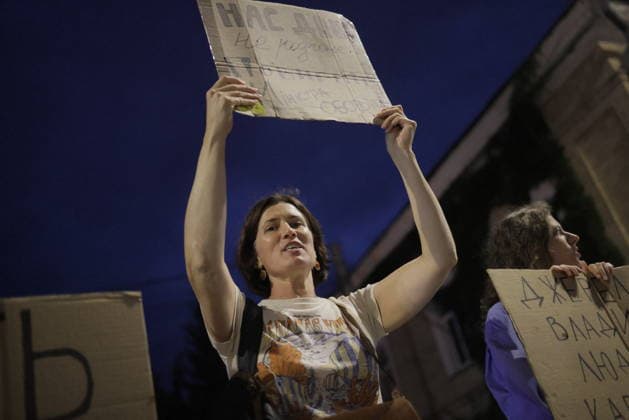 Ukrainians Protest - Kharkiv A woman holds a handwritten sign during a nighttime protest against Ukrainian President Zelenskiy s decision to replace Fedorov as Defence Minister in Kharkiv, Ukraine, on July 25, 2026. Multiple demonstrators gathered in the city carrying placards with messages written in Cyrillic script, expressing opposition to the government personnel change. Photo by Yevhen Titov ABACAPRESS.COM Kharkiv Kharkiv Oblast Ukraine  Copyright: xTitovxYevhen ABACAx