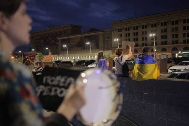 Ukrainians Protest - Kharkiv Demonstrators gather in a central Kharkiv square holding signs and the Ukrainian flag to protest President Zelenskiy s decision to replace Defence Minister Fedorov, in Kharkiv, Ukraine, on July 25, 2026. The evening protest drew activists expressing opposition to the ministerial change amid ongoing military concerns. Photo by Yevhen Titov ABACAPRESS.COM Kharkiv Kharkiv Oblast Ukraine  Copyright: xTitovxYevhen ABACAx