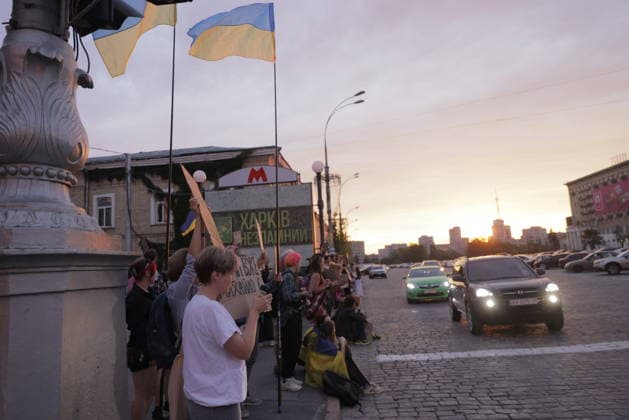 Ukrainians Protest - Kharkiv Demonstrators holding Ukrainian flags and placards gather in central Kharkiv to protest President Volodymyr Zelenskiy s decision to replace Defence Minister Ihor Fedorov, with vehicles passing through the square during evening rush hour on July 25, 2026. Photo by Yevhen Titov ABACAPRESS.COM Kharkiv Kharkiv Oblast Ukraine  Copyright: xTitovxYevhen ABACAx