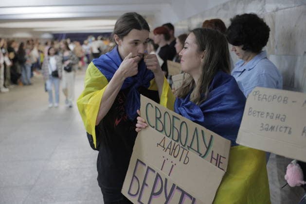 Ukrainians Protest - Kharkiv Demonstrators wearing ukrainian flag colors hold protest signs during a rally against ukrainian President Zelenskiy s decision to replace Fedorov as Defence Minister in Kharkiv, Ukraine, on July 25, 2026. The protest drew hundreds of supporters to an indoor venue, with activists holding placards displaying messages of dissent regarding the ministerial change. The demonstration reflects ongoing political tensions surrounding the defence ministry leadership decision. Photo by Yevhen Titov ABACAPRESS.COM Kharkiv Kharkiv Oblast Ukraine  Copyright: xTitovxYevhen ABACAx