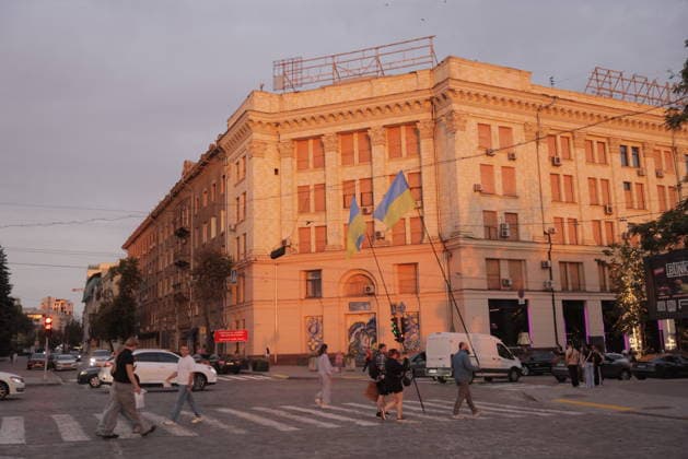 Ukrainians Protest - Kharkiv Pedestrians and vehicles move through central Kharkiv as a ukrainian flag flies from a historic orange building during an evening protest against President Zelenskiy s decision to replace Fedorov as Defence Minister, in Kharkiv, Ukraine, on July 25, 2026. The demonstration reflects public concern over the military leadership change amid ongoing security challenges. Photo by Yevhen Titov ABACAPRESS.COM Kharkiv Kharkiv Oblast Ukraine  Copyright: xTitovxYevhen ABACAx