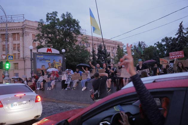 Ukrainians Protest - Kharkiv Protesters gather at a metro station in central Kharkiv holding signs and the Ukrainian flag as they demonstrate against President Volodymyr Zelenskiy s decision to replace Defence Minister Fedorov, on July 25, 2026. The rally drew dozens of supporters who expressed opposition to the personnel change during an evening demonstration in the city. Traffic passes nearby as the protest continues in the downtown area. Photo by Yevhen Titov ABACAPRESS.COM Kharkiv Kharkiv Oblast Ukraine  Copyright: xTitovxYevhen ABACAx