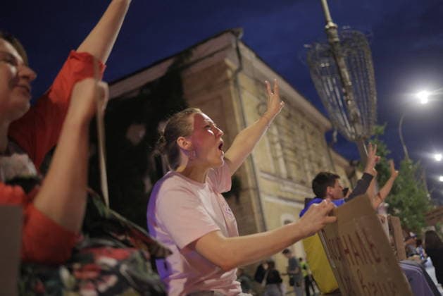 Ukrainians Protest - Kharkiv Protesters gather outside a historic building in central Kharkiv, raising their hands and holding signs during a nighttime demonstration against Ukrainian President Zelenskiy s decision to replace Defence Minister Fedorov, on July 25, 2026. The rally reflects public concern over the leadership change in Ukraine s military command during an ongoing conflict. Photo by Yevhen Titov ABACAPRESS.COM Kharkiv Kharkiv Oblast Ukraine  Copyright: xTitovxYevhen ABACAx