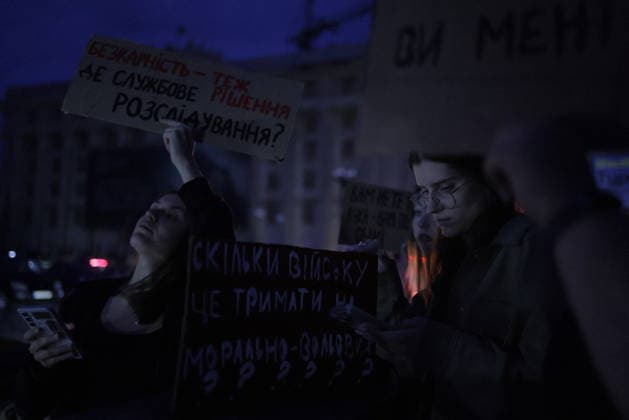 Ukrainians Protest - Kharkiv Protesters hold signs with ukrainian-language slogans during a demonstration against Ukrainian President Volodymyr Zelenskiy s decision to replace Fedorov as Defence Minister in central Kharkiv, Ukraine, on July 25, 2026. The evening protest reflected public concern over the senior military personnel change amid ongoing security tensions. Photo by Yevhen Titov ABACAPRESS.COM Kharkiv Kharkiv Oblast Ukraine  Copyright: xTitovxYevhen ABACAx