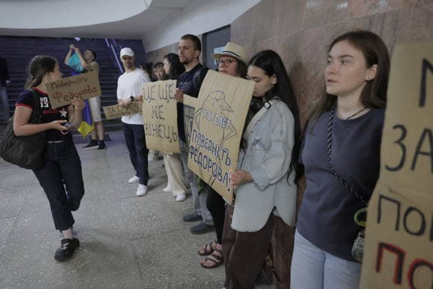 Ukrainians Protest - Kharkiv Protesters holding handmade signs with Cyrillic text gather in an underground passage in Kharkiv, Ukraine, to demonstrate against President Zelenskiy s decision to replace Fedorov as Defence Minister, on July 25, 2026. The signs express demands to return Fedorov to his position. Multiple demonstrators are visible throughout the corridor, some holding placards while others stand in solidarity with the protest action. Photo by Yevhen Titov ABACAPRESS.COM Kharkiv Kharkiv Oblast Ukraine  Copyright: xTitovxYevhen ABACAx