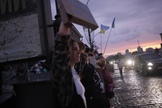 Ukrainians Protest - Kharkiv Protesters holding ukrainian flags gather on a wet street during a demonstration against Ukrainian President Volodymyr Zelenskiy s decision to replace Fedorov as Defence Minister, as the sun sets over the cityscape in Kharkiv, Ukraine, on July 25, 2026. The evening rally drew residents to the streets to voice opposition to the government reshuffle. Multiple vehicles with headlights illuminated line the wet pavement as crowds assembled along the waterfront. Photo by Yevhen Titov ABACAPRESS.COM Kharkiv Kharkiv Oblast Ukraine  Copyright: xTitovxYevhen ABACAx