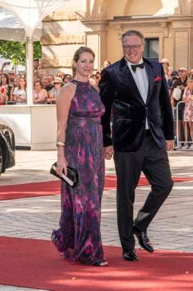 ABB BAYREUTH- Constanze Fuenfstueck und Mario Voigt zu Gast auf dem roten Teppich Ankunft auf dem gruenen Huegel vorm Festspielhaus bei der Eroeffung 150 Jahre Bayreuther Festspieler Richard - Wagner-Festspiele 2026 am 25.07.2025 in Bayreuth Bayern Deutschland *** ABB BAYREUTH: Constanze Fuenfstueck and Mario Voigt as guests on the red carpet; arrival on the green hill in front of the Festspielhaus at the opening of the 150th anniversary of the Bayreuth Festival, Richard Wagner Festival 2026, on July 25, 2025 in Bayreuth, Bavaria, Germany