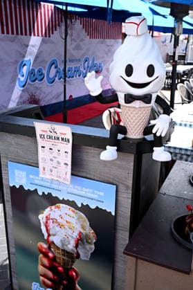 Photocall zum Kinofilm Ice Cream Man auf der San Diego Comic-Con International 2026 am Kansas City Barbeque. San Diego, 24.07.2026 *** Photo call for the movie *Ice Cream Man* at San Diego Comic-Con International 2026 at Kansas City Barbeque, San Diego, July 24, 2026 Foto:xD.xStarbuckx xFuturexImagex ice_6706