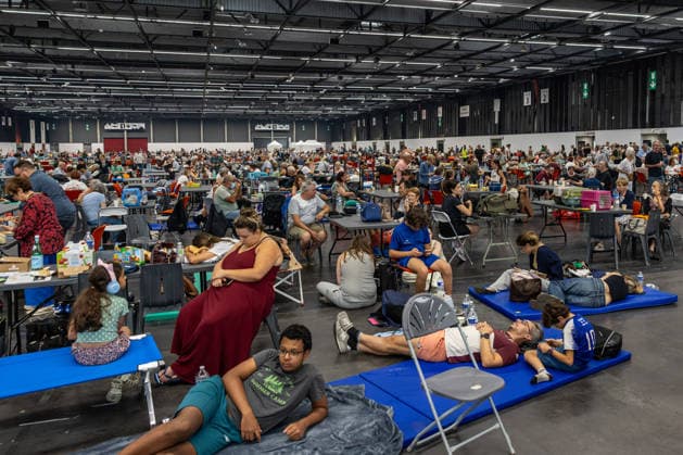 Wildfire evacuees shelter at Bordeaux Exhibition Centre - Bordeaux People evacuated because of the Gironde wildfires rest on emergency camp beds inside the Bordeaux Exhibition Centre (Parc des Expositions) which has been converted into a temporary shelter for residents and tourists in Bordeaux, France, on July 25, 2026. Photo by Margot Le Gonidec ABACAPRESS.COM Bordeaux France  Copyright: xLexGonidecxMargot ABACAx