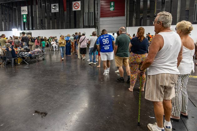 Wildfire evacuees shelter at Bordeaux Exhibition Centre - Bordeaux People evacuated because of the Gironde wildfires rest on emergency camp beds inside the Bordeaux Exhibition Centre (Parc des Expositions) which has been converted into a temporary shelter for residents and tourists in Bordeaux, France, on July 25, 2026. Photo by Margot Le Gonidec ABACAPRESS.COM Bordeaux France  Copyright: xLexGonidecxMargot ABACAx