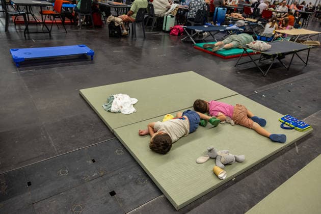 Wildfire evacuees shelter at Bordeaux Exhibition Centre - Bordeaux People evacuated because of the Gironde wildfires rest on emergency camp beds inside the Bordeaux Exhibition Centre (Parc des Expositions) which has been converted into a temporary shelter for residents and tourists in Bordeaux, France, on July 25, 2026. Photo by Margot Le Gonidec ABACAPRESS.COM Bordeaux France  Copyright: xLexGonidecxMargot ABACAx