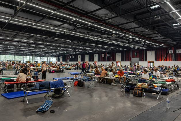Wildfire evacuees shelter at Bordeaux Exhibition Centre - Bordeaux People evacuated because of the Gironde wildfires rest on emergency camp beds inside the Bordeaux Exhibition Centre (Parc des Expositions) which has been converted into a temporary shelter for residents and tourists in Bordeaux, France, on July 25, 2026. Photo by Margot Le Gonidec ABACAPRESS.COM Bordeaux France  Copyright: xLexGonidecxMargot ABACAx