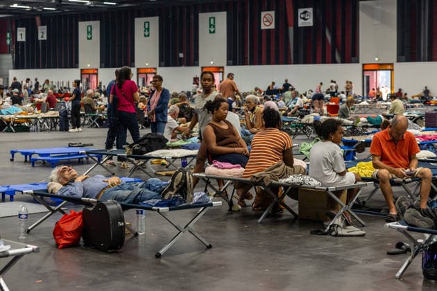 Wildfire evacuees shelter at Bordeaux Exhibition Centre - Bordeaux People evacuated because of the Gironde wildfires rest on emergency camp beds inside the Bordeaux Exhibition Centre (Parc des Expositions) which has been converted into a temporary shelter for residents and tourists in Bordeaux, France, on July 25, 2026. Photo by Margot Le Gonidec ABACAPRESS.COM Bordeaux France  Copyright: xLexGonidecxMargot ABACAx