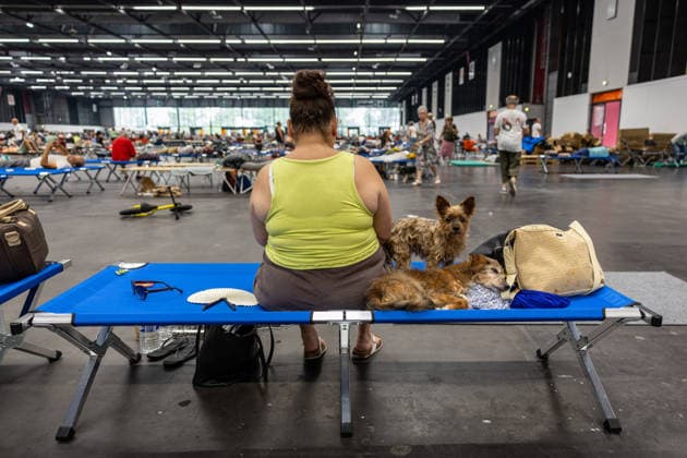 Wildfire evacuees shelter at Bordeaux Exhibition Centre - Bordeaux People evacuated because of the Gironde wildfires rest on emergency camp beds inside the Bordeaux Exhibition Centre (Parc des Expositions) which has been converted into a temporary shelter for residents and tourists in Bordeaux, France, on July 25, 2026. Photo by Margot Le Gonidec ABACAPRESS.COM Bordeaux France  Copyright: xLexGonidecxMargot ABACAx