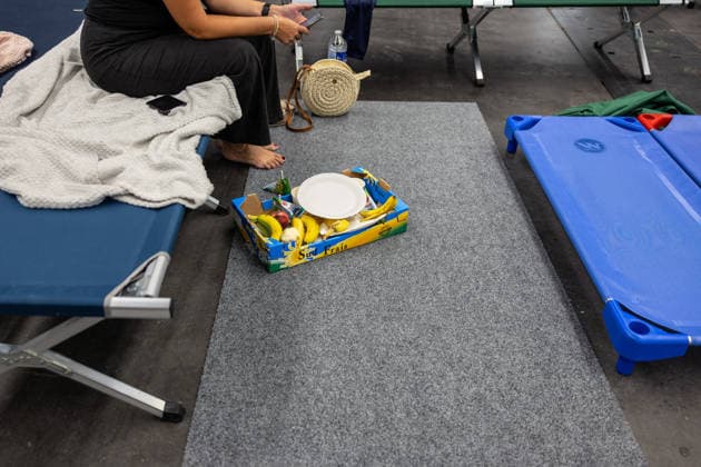 Wildfire evacuees shelter at Bordeaux Exhibition Centre - Bordeaux People evacuated because of the Gironde wildfires rest on emergency camp beds inside the Bordeaux Exhibition Centre (Parc des Expositions) which has been converted into a temporary shelter for residents and tourists in Bordeaux, France, on July 25, 2026. Photo by Margot Le Gonidec ABACAPRESS.COM Bordeaux France  Copyright: xLexGonidecxMargot ABACAx