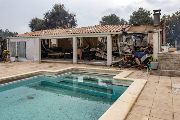 News Bilder des Tages Wildfire evacuees shelter at Bordeaux Exhibition Centre - Bordeaux Burned residential properties are seen after the passage of the wildfire, smoke continues to rise from the affected areas as firefighters monitor remaining hotspots in Lège, France, on July 25, 2026. Photo by Margot Le Gonidec ABACAPRESS.COM Bordeaux France  Copyright: xLexGonidecxMargot ABACAx