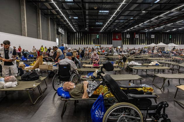 Wildfire evacuees shelter at Bordeaux Exhibition Centre - Bordeaux People evacuated because of the Gironde wildfires rest on emergency camp beds inside the Bordeaux Exhibition Centre (Parc des Expositions) which has been converted into a temporary shelter for residents and tourists in Bordeaux, France, on July 25, 2026. Photo by Margot Le Gonidec ABACAPRESS.COM Bordeaux France  Copyright: xLexGonidecxMargot ABACAx
