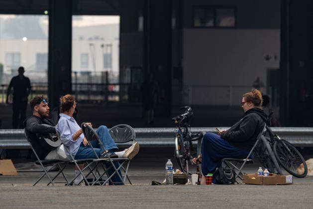 Wildfire evacuees shelter at Bordeaux Exhibition Centre - Bordeaux People evacuated because of the Gironde wildfires rest on emergency camp beds inside the Bordeaux Exhibition Centre (Parc des Expositions) which has been converted into a temporary shelter for residents and tourists in Bordeaux, France, on July 25, 2026. Photo by Margot Le Gonidec ABACAPRESS.COM Bordeaux France  Copyright: xLexGonidecxMargot ABACAx