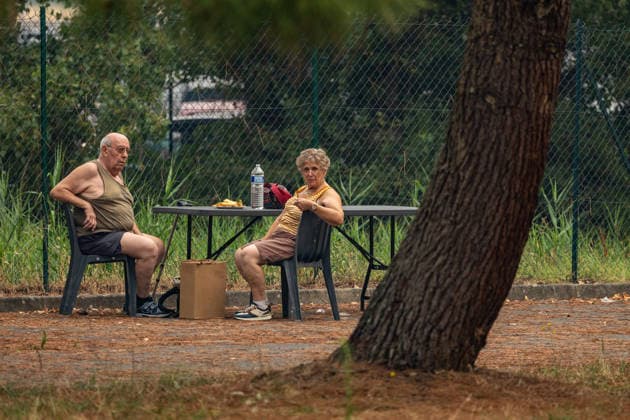 Wildfire evacuees shelter at Bordeaux Exhibition Centre - Bordeaux People evacuated because of the Gironde wildfires rest on emergency camp beds inside the Bordeaux Exhibition Centre (Parc des Expositions) which has been converted into a temporary shelter for residents and tourists in Bordeaux, France, on July 25, 2026. Photo by Margot Le Gonidec ABACAPRESS.COM Bordeaux France  Copyright: xLexGonidecxMargot ABACAx